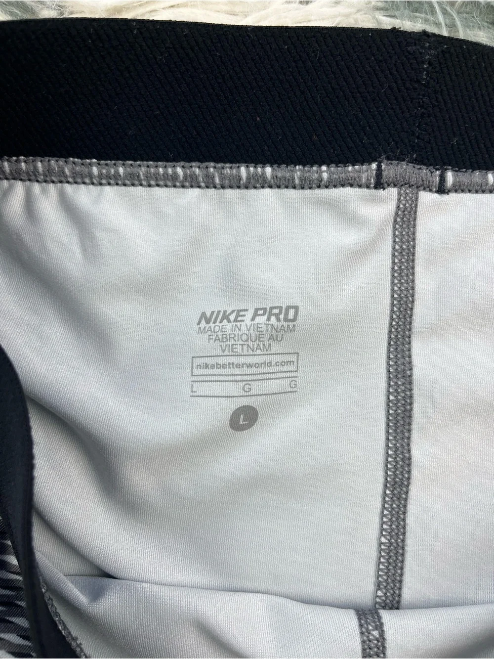 Nike Pro Women’s Hypercool Frequency Training Capri Leggings Black White Size L